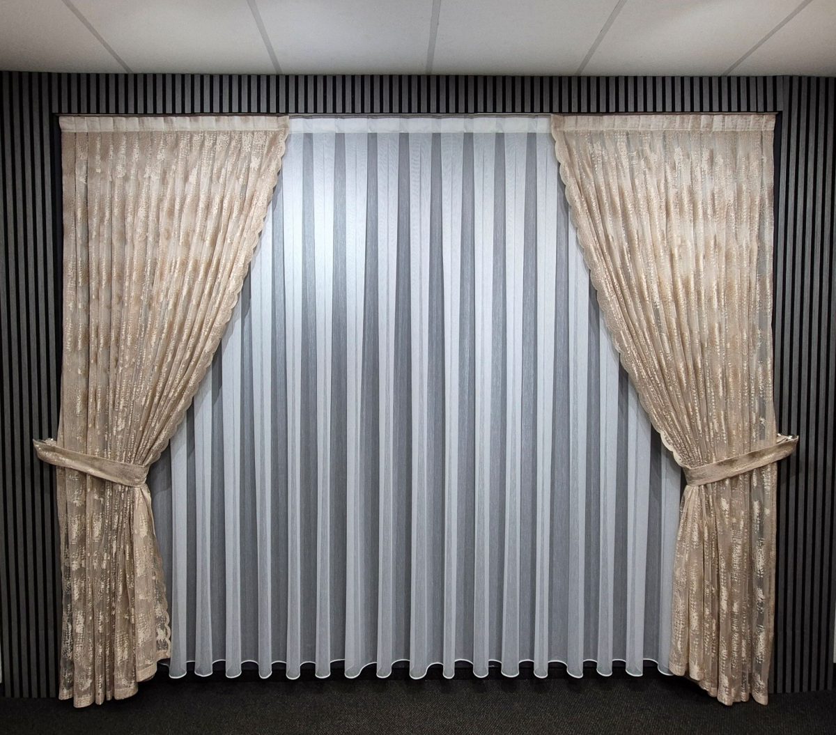 Beige Seitenschals mit Weißer Gardine Komplett Set